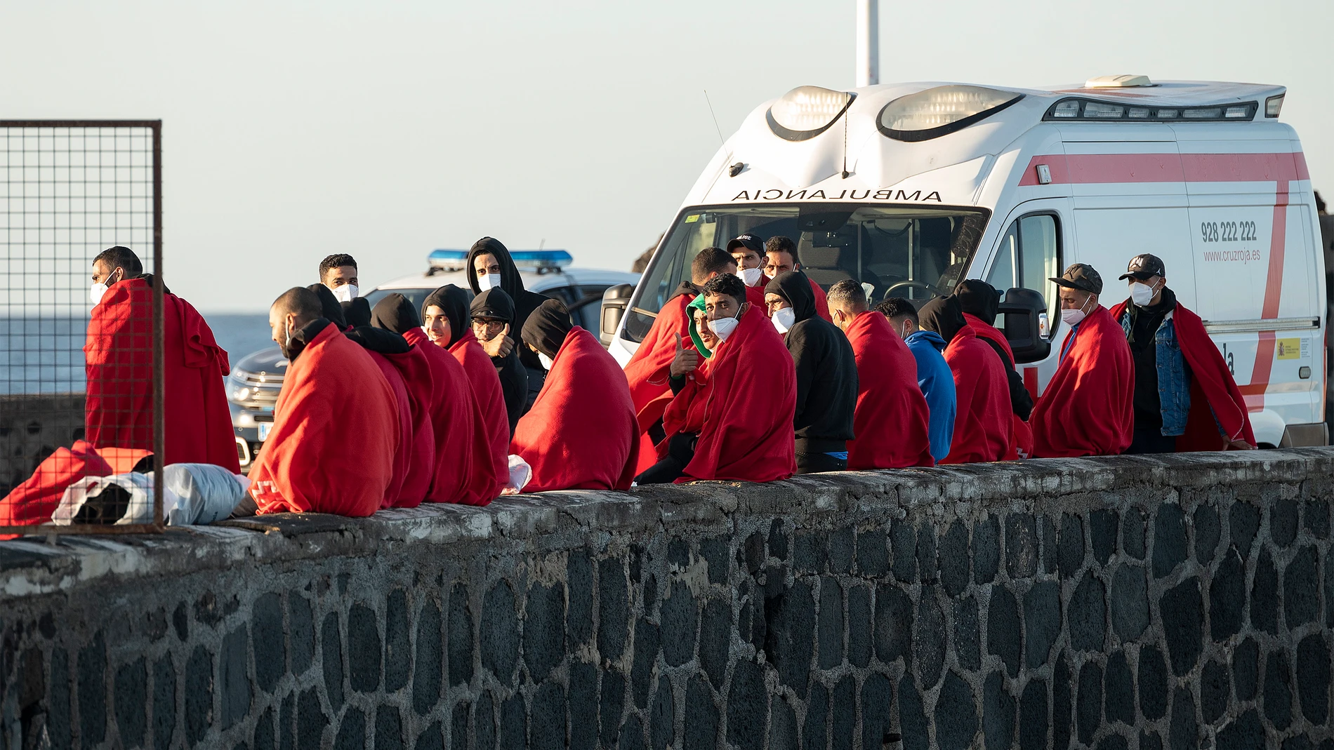 GRAFCAN3814. ARRECIFE (LANZAROTE) (ESPAÑA), 21/12/2022.- Salvamento Marítimo ha rescatado en la madrugada de este miércoles en aguas del norte de Lanzarote a 77 personas de origen magrebí que trataban de llegar a Canarias a bordo de dos pateras, entre ellas cuatro mujeres y dos niños. Todos ellos han desembarcado en buen estado en el puerto de Arrecife. EFE/ Adriel Perdomo