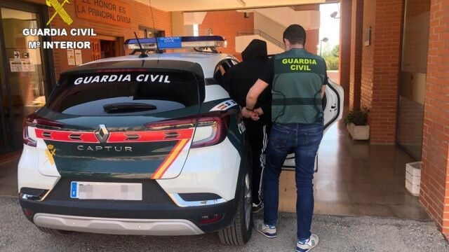 El detenido ha sido denunciado por sus vecinos