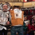 Dos personas disfrazadas de 'Don Quijote y Sancho Panza' al inicio del Sorteo Extraordinario de la Lotería de Navidad 2022