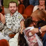 Una mujer del público celebra ser ganadora del premio Gordo durante el sorteo de Navidad celebrado en el Teatro Real en Madrid, este jueves | Fuente: EFE/ Javier Lizón