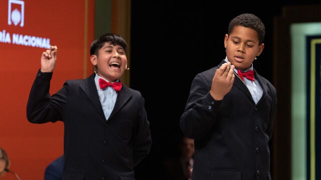 Dos niños de la residencia de San Ildefonso cantan