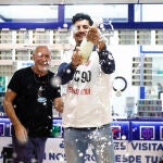 Propietarios y empleados de la administración 'La Chulapa de Moncloa' celebran haber vendido El Gordo