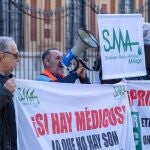 Manifestantes en la concentración a las puertas del Palacio de San Telmo