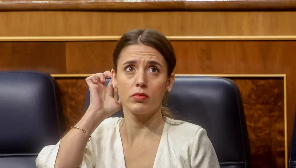La ministra de Igualdad, Irene Montero, durante la sesión plenaria en el Congreso de los Diputados, a 22 de diciembre de 2022, en Madrid (España)
