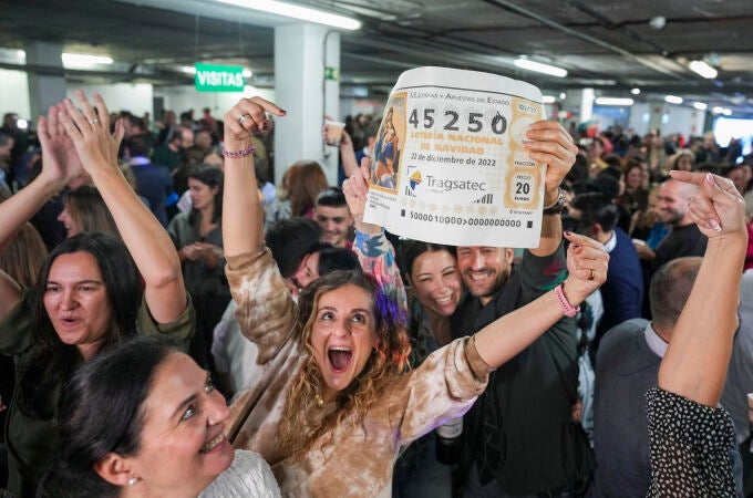 Empleados de la empresa Tragsatec celebran en sus oficinas, situadas en en el polígono industrial de Julián Camarillo, en el distrito de San Blas de Madrid, después de que el número que llevaban, el 45250, haya sido agraciado con el tercer premio de la Lotería de Navidad 2022
