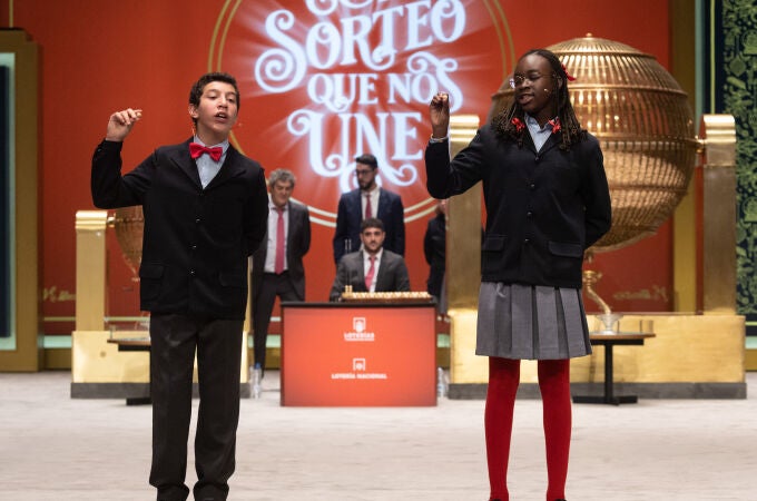 Dos niños de la residencia de San Ildefonso cantan un cuarto premio. Eduardo Parra / Europa Press