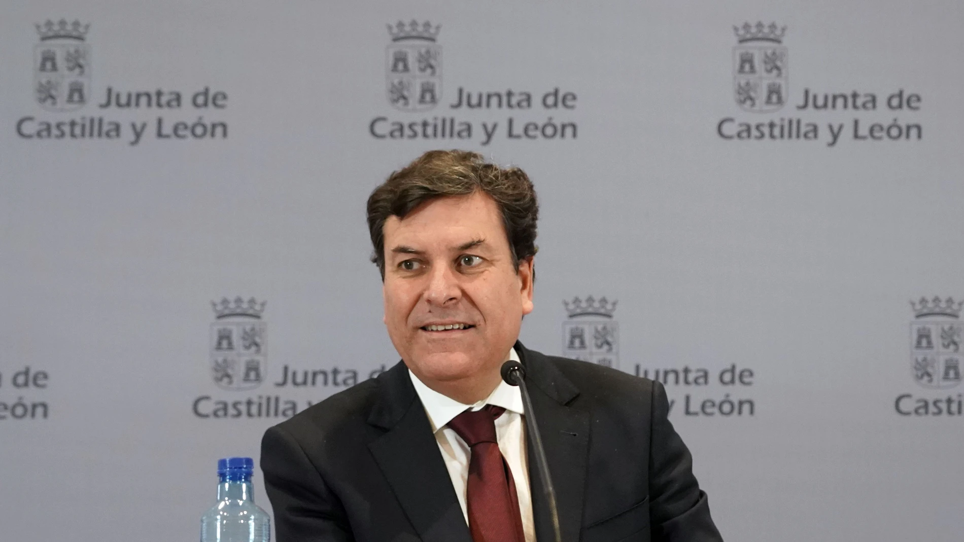 El consejero de Economía y Hacienda y portavoz, Carlos Fernández Carriedo, comparece en rueda de prensa posterior al Consejo de Gobierno