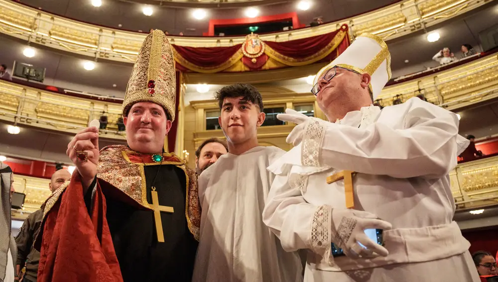 El famoso «Obispo de la Lotería», a la izda., junto a dos amigos en el Teatro Real