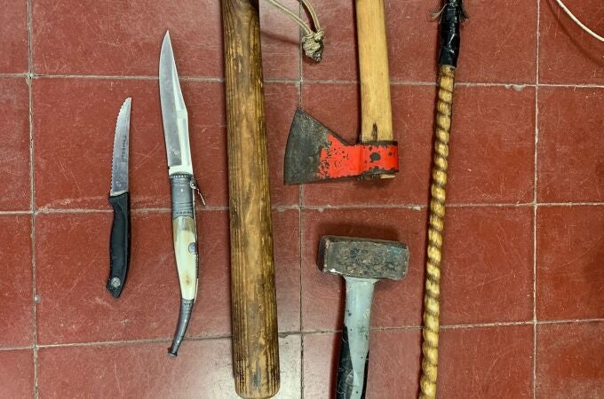 Armas y objetos con los que el detenido supuestamente amenazó y golpeó a la mujer. CNP