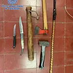 Armas y objetos con los que el detenido supuestamente amenazó y golpeó a la mujer. CNP