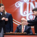 Dos de las niños de la residencia de San Ildefonso cantan uno de los premios del Sorteo Extraordinario de la Lotería de Navidad 2022, en el Teatro Real de Madrid,