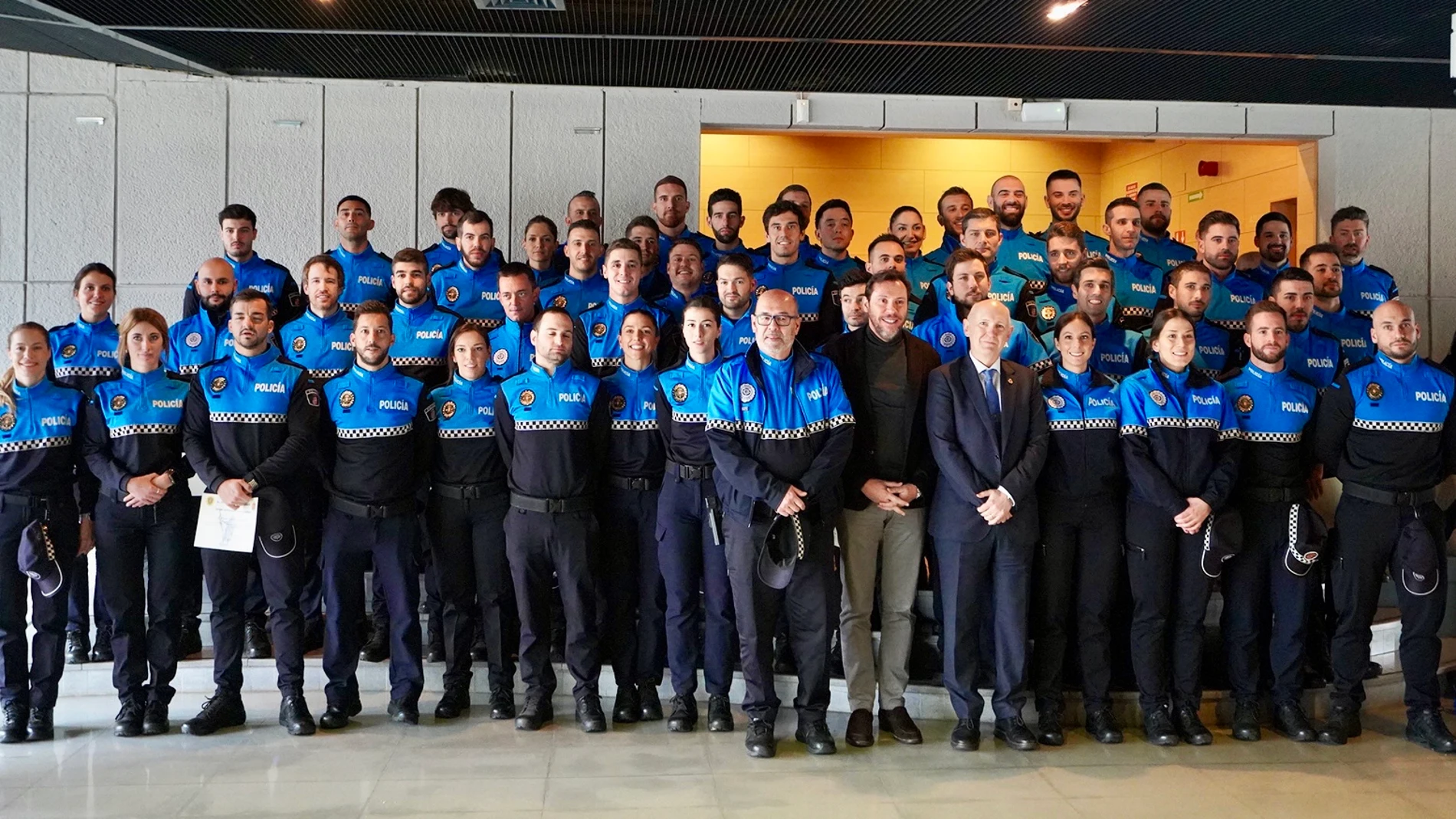 El alcalde de Valladolid, Óscar Puente, junto a los nuevos agentes