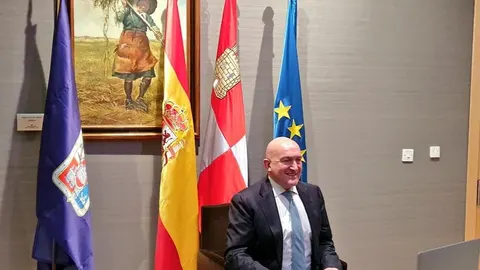 Jesús Julio Carnero agradece el Premio "Espiga" con el cuadro de "La campesina" de Enrique Seco San Esteban de fondo