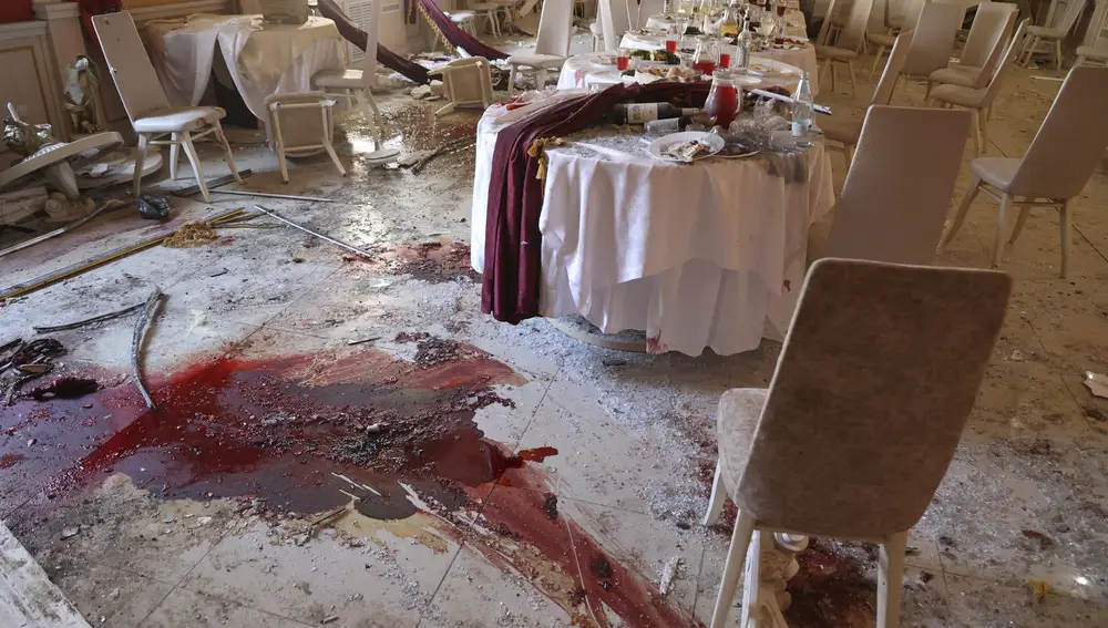 Manchas de sangre sobre el suelo del restaurante en el que se encontraba Rogozin con sus colaboradores cuando fue atacado por las fuerzas ucranianas