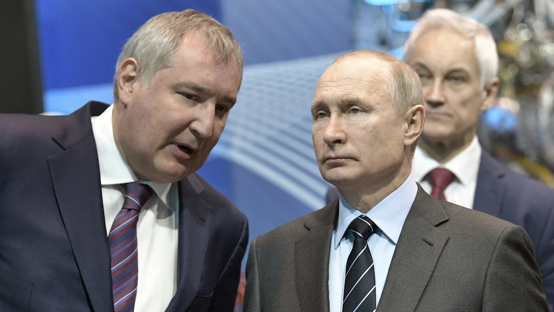 Putin escucha al director de Roscosmos, Dmitry Rogozin