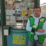 El vendedor de la ONCE Antonio Moreno, que ha repartido 175.000 euros entre cinco vecinos de Los Palacios. ONCE