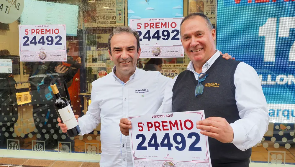 Empleados de la administración situada en el barrio de Parquesol celebran que han vendido parte del número 24. 492 correspondiente al 'Quinto Premio’ del Sorteo Extraordinario de la Lotería de Navidad,