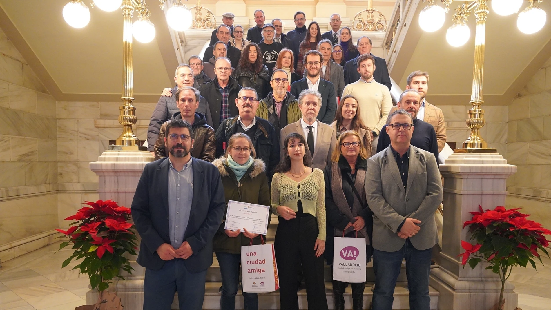 El concejal Alberto Bustos y el presidente de la AVPD, Guillermo Velasco, junto a los galardonados