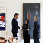 El presidente del Gobierno, Pedro Sánchez, saluda a la subsecretaria del Ministerio del Interior, Isabel Goicoechea Aranguren, y al ministro del Interior, Fernando Grande-Marlaska, ayer en Moncloa