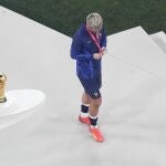 Griezmann observa su medalla de subcampeón del mundo