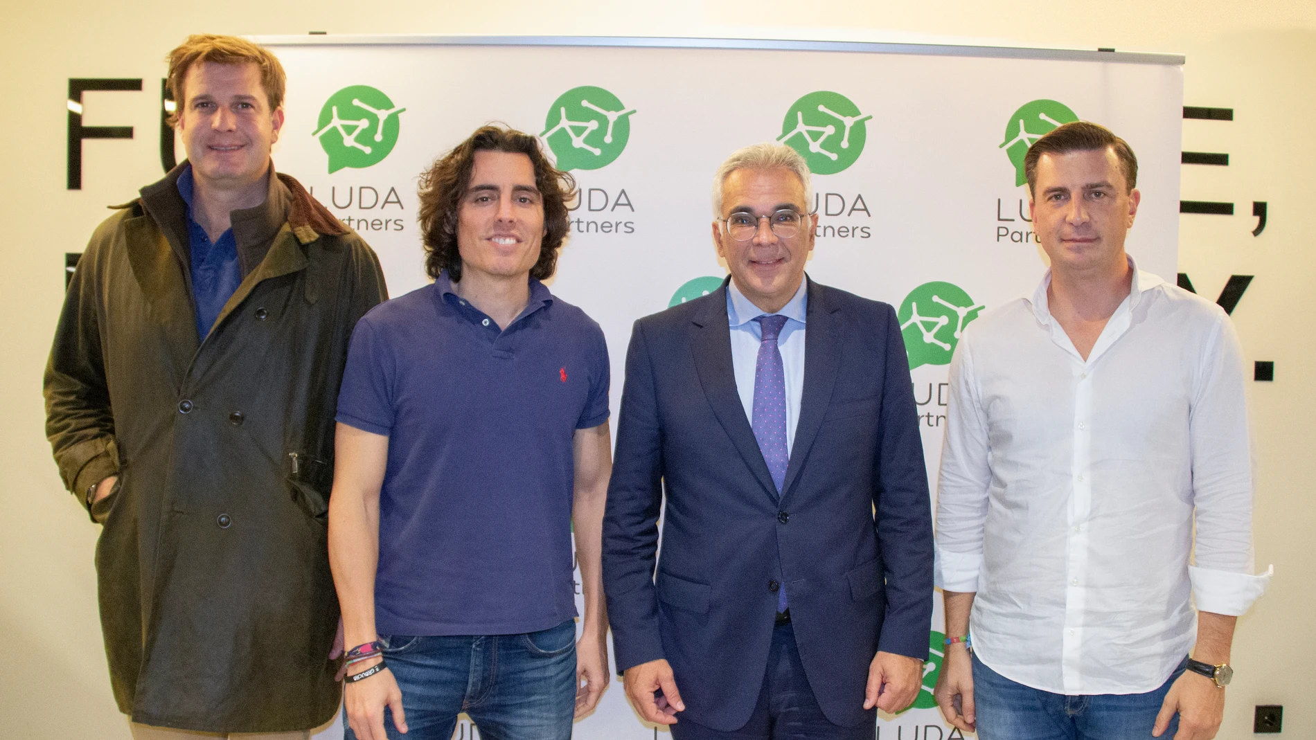 Los cofundadores de LUDA Partners junto a Carlos Izquierdo