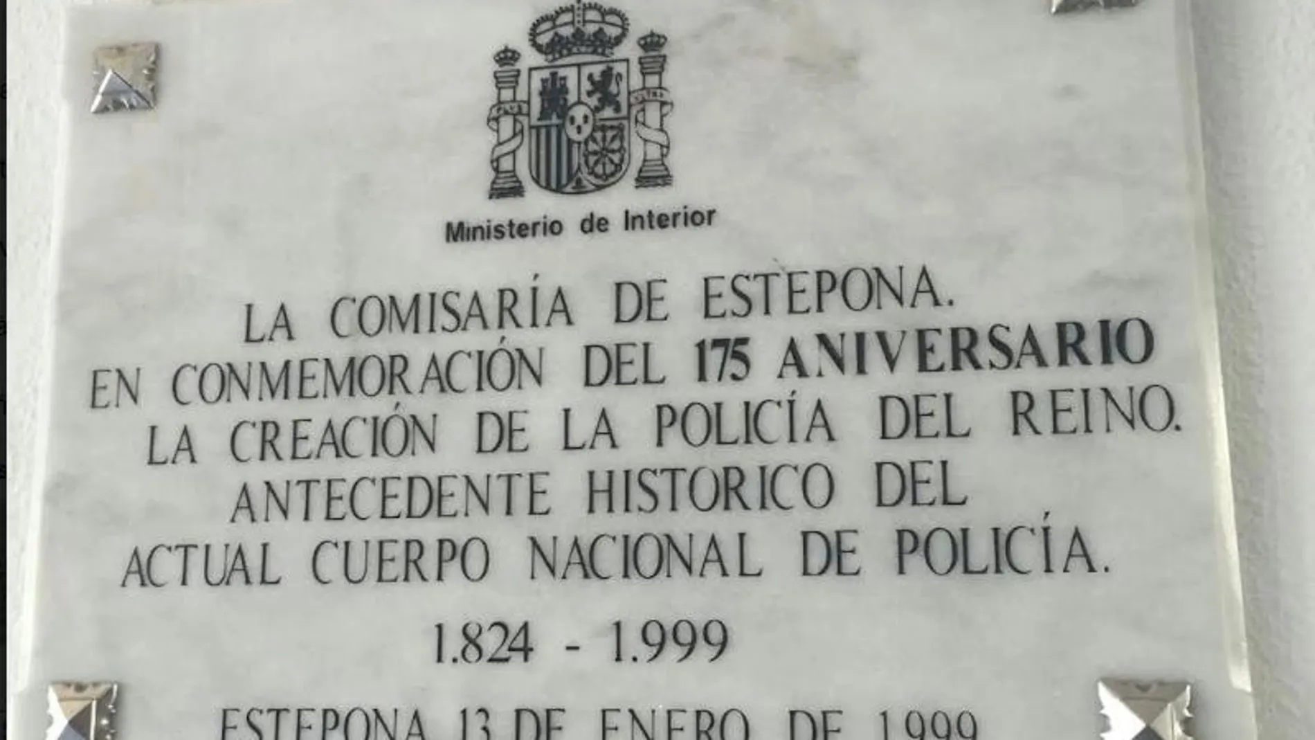 Placa en la Comisaría de Policía de Estepona
