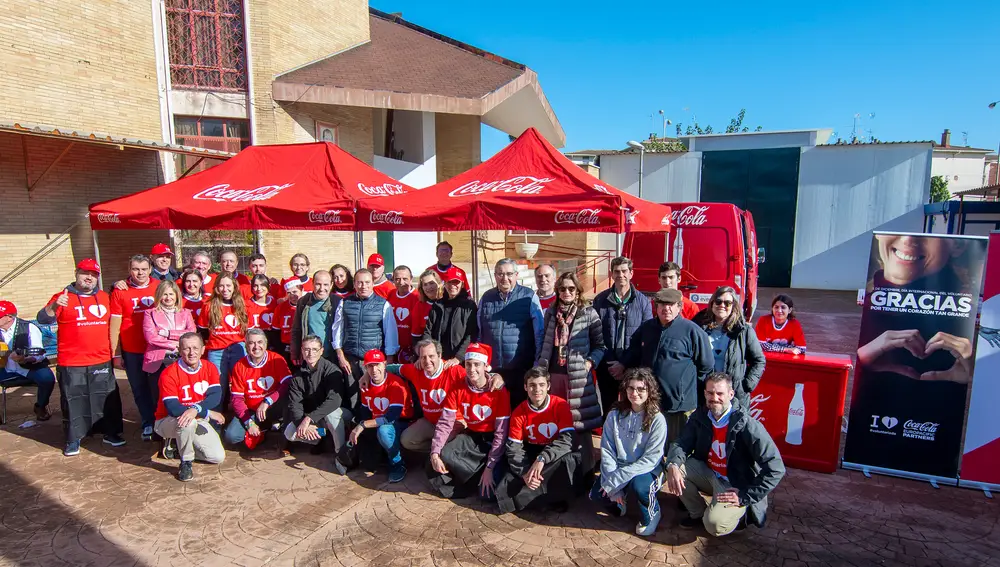 Voluntarios y representantes de las empresas e instituciones que colaboran en la entrega de alimentos de Coca-Cola y entidades sociales