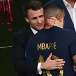 Emmanuel Macron abraza a Kylian Mbappe tras la final del Mundial de fútbol