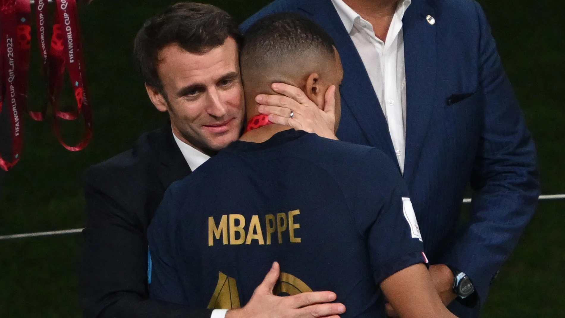 Emmanuel Macron abraza a Kylian Mbappe tras la final del Mundial de fútbol