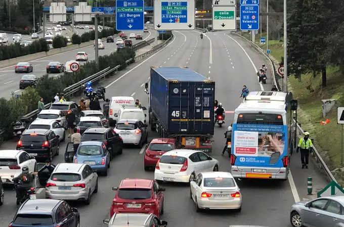 Activistas se pegan a la M-30 y bloquean la autovía en plena Operación Salida de Navidad
