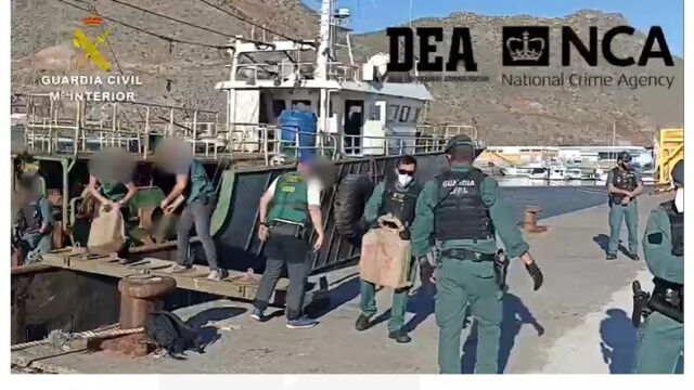 Un momento del desembarco de la droga en el puerto de Tenerife