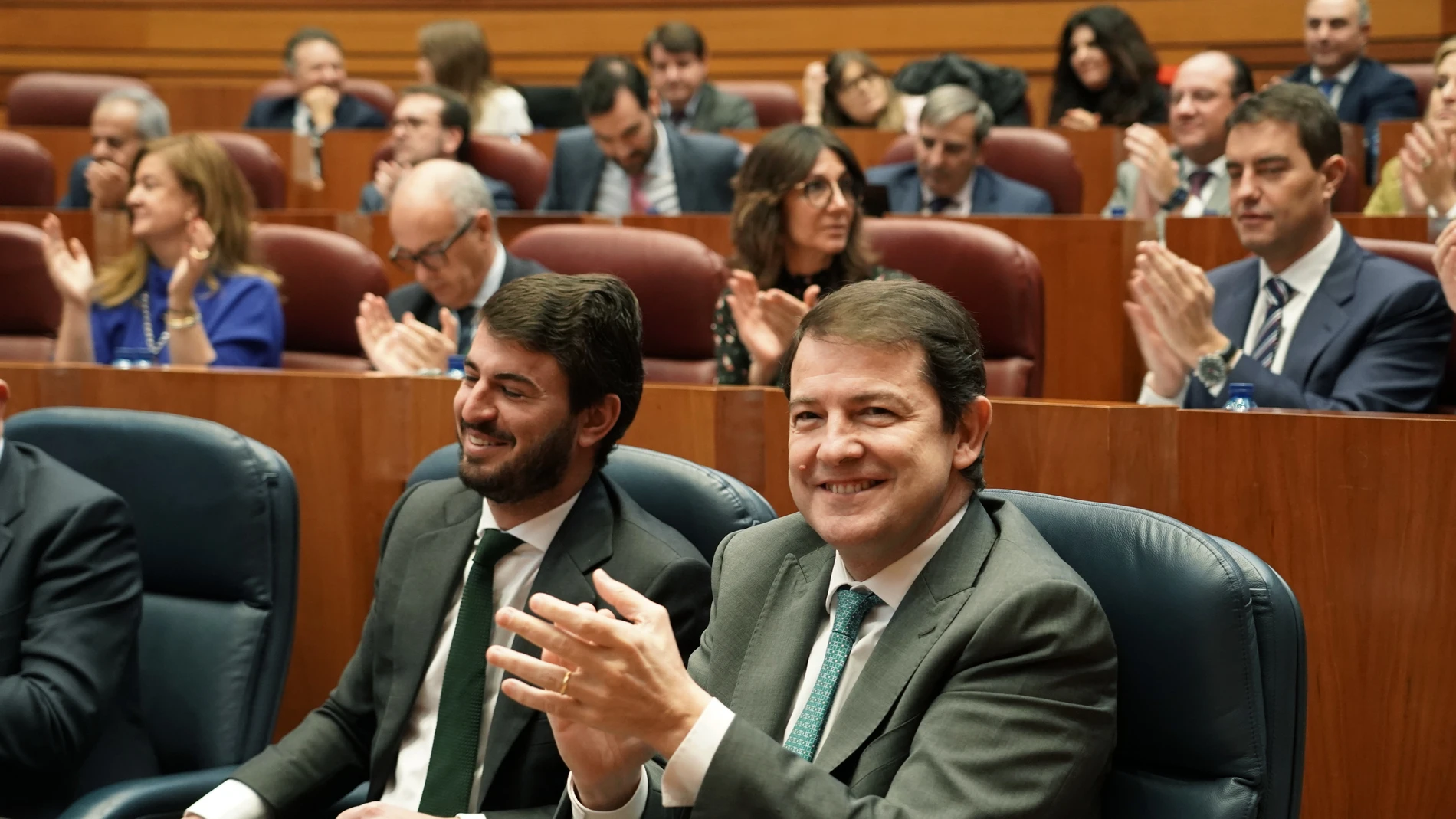 El presidente de Castilla y León, Alfonso Fernández Mañueco, junto al vicepresidente Juan García-Gallardo, aplaude la aprobación de los Presupuestos para 2023