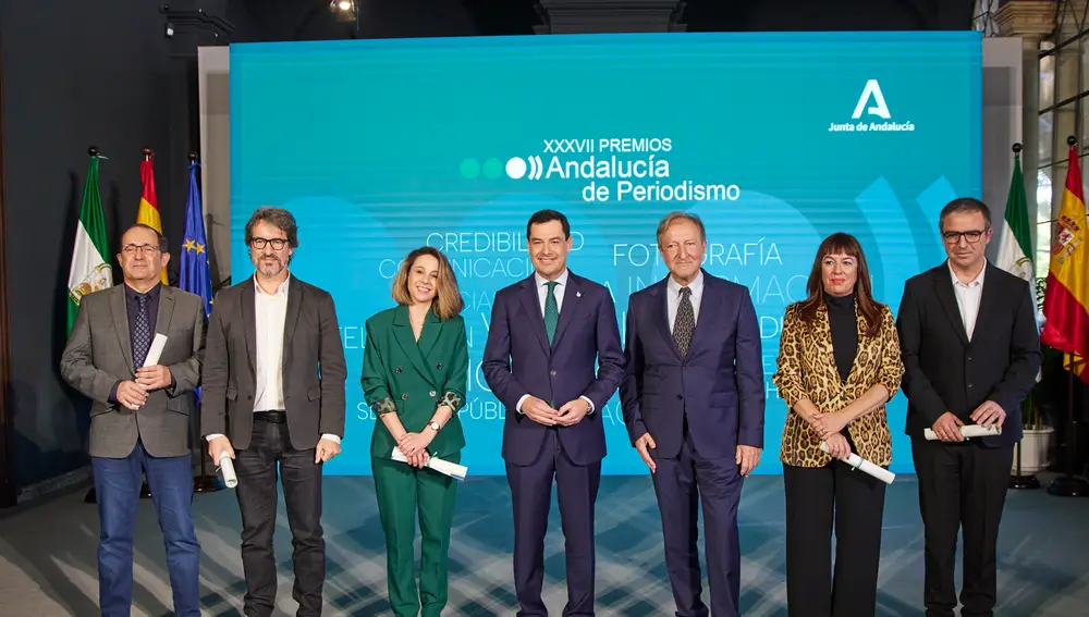 El presidente de la Junta de Andalucía, Juanma Moreno, preside la foto de familia durante la entrega de los Premios Andalucía de Periodismo. Joaquín Corchero / Europa Press