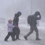 Una familia bajo la tormenta de nieve en Buffalo