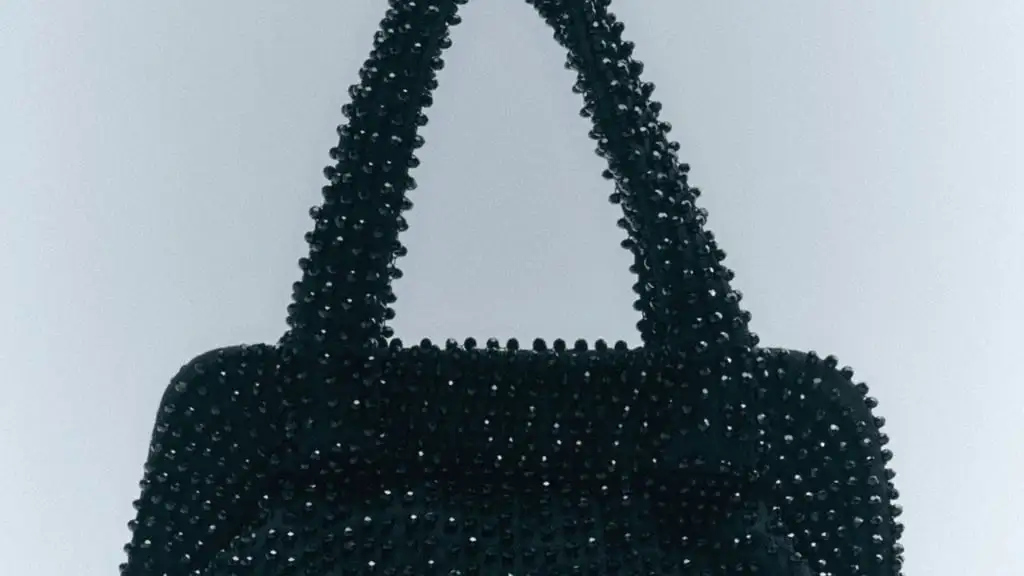 Bolso mini saca abalorios, de Zara