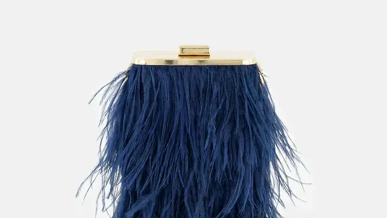 Clutch de plumas en azul con cierre metálico, de El Corte Inglés