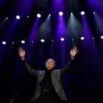 El cantautor Joan Manuel Serrat durante el concierto en que dice el adiós definitivo a los escenarios, tras 57 años de éxitos, en el ultimo evento de su gira de despedida