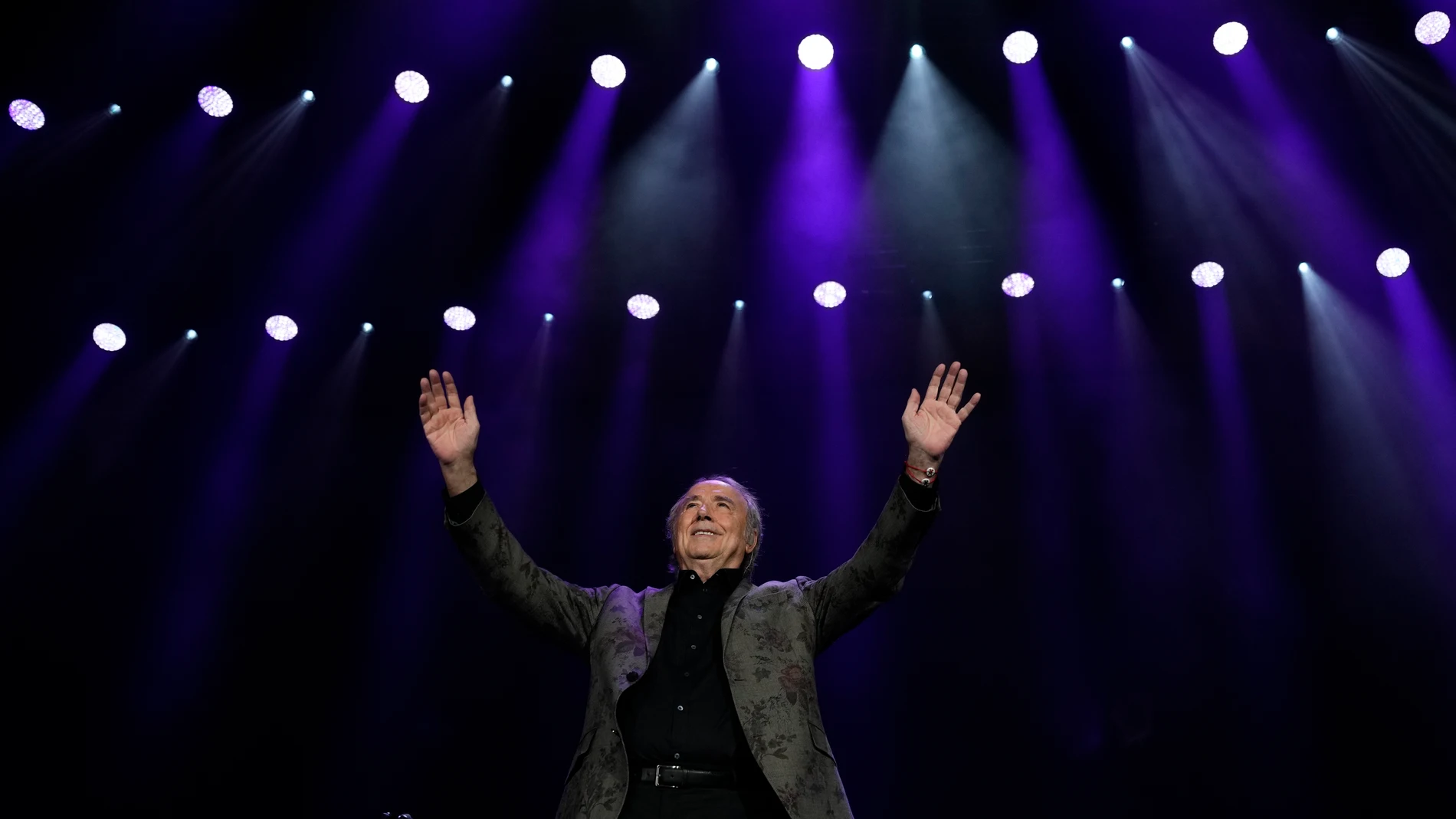El cantautor Joan Manuel Serrat durante el concierto en que dice el adiós definitivo a los escenarios, tras 57 años de éxitos, en el ultimo evento de su gira de despedida
