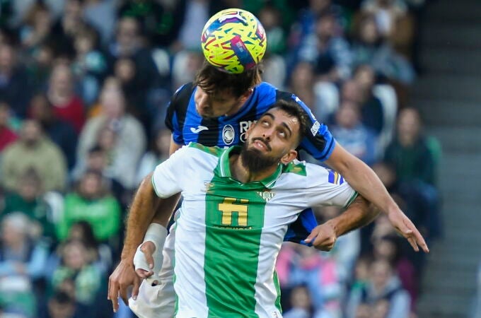 Borja Iglesias disputa un balón por alto con Berat Djimsitil