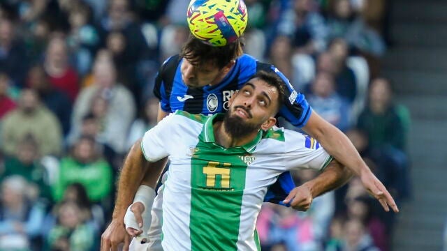 Borja Iglesias disputa un balón por alto con Berat Djimsitil