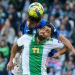 Borja Iglesias disputa un balón por alto con Berat Djimsitil