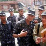 La Policía nepalí traslada al juzgado al asesino en serie Charles Sobhraj