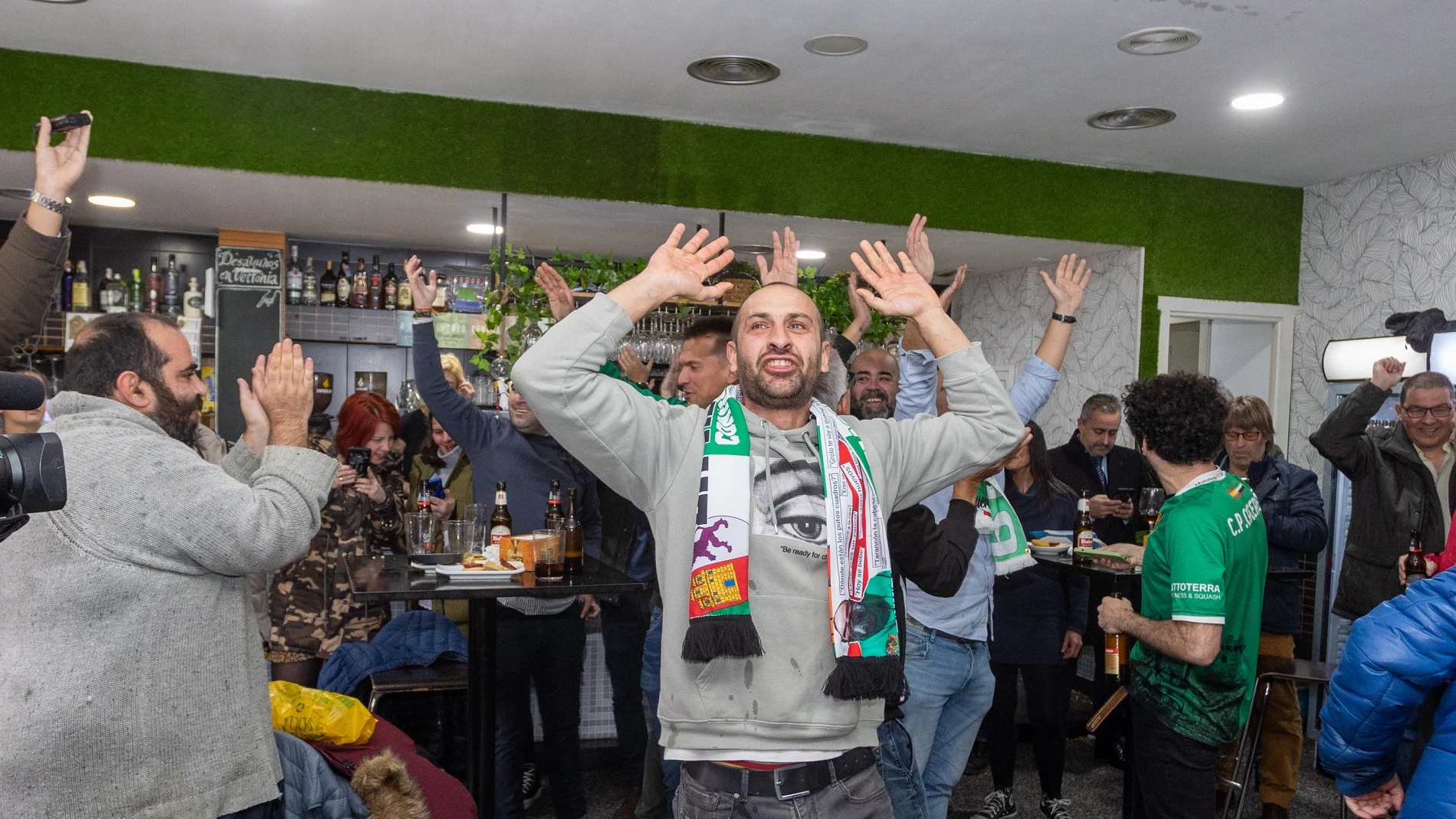 Aficionados del Cacereño celebran el próximo enfrentamiento con el Real Madrid en la Copa del Rey