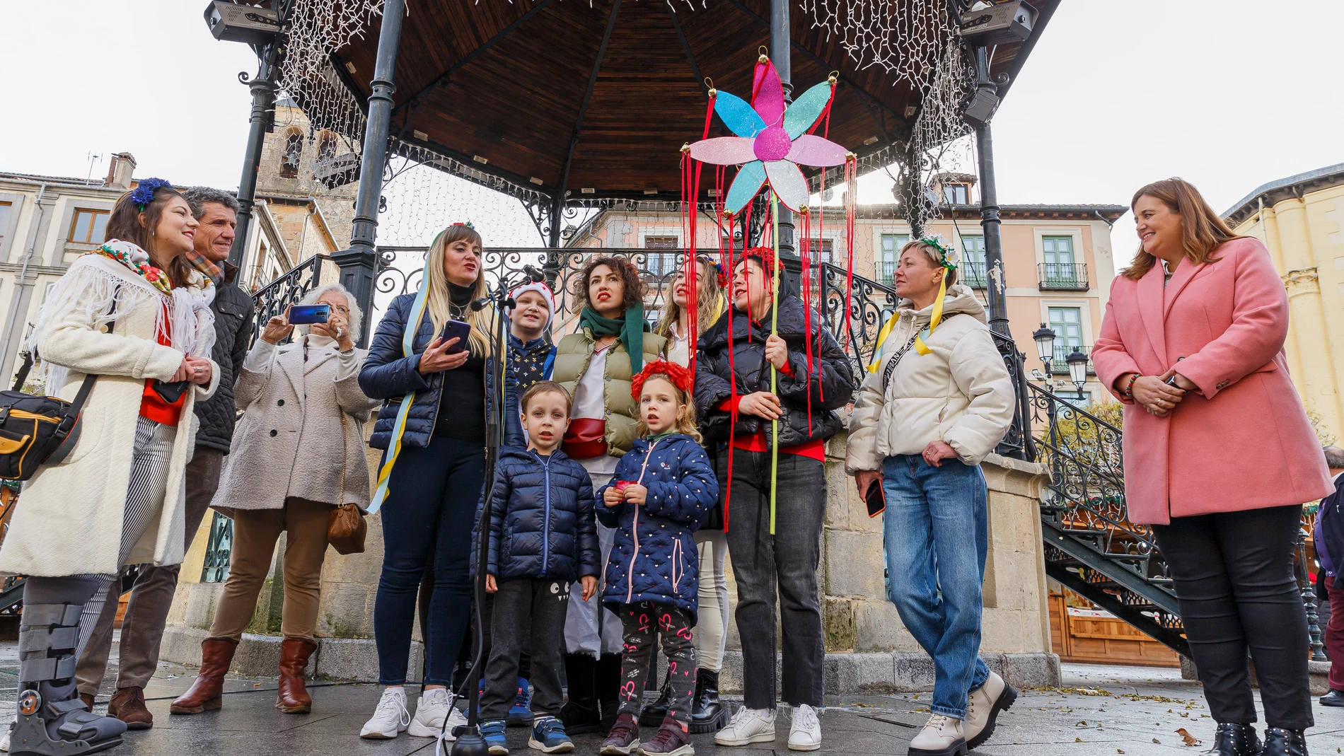 La alcaldesa, Clara Martín, en representación de la ciudad, recibe la felicitación navideña y agradecimiento por parte los ucranianos acogidos en Segovia