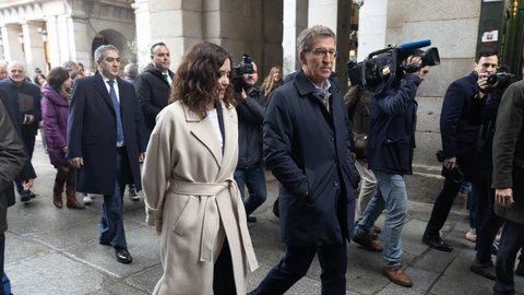 La presidenta de la Comunidad de Madrid, Isabel Díaz Ayuso, y el líder del PP, Alberto Núñez Feijóo, a su llegada a la Plaza Mayor de Madrid, a 23 de diciembre de 2022, en Madrid (España).23 DICIEMBRE 2022;MADRID;PLAZA MAYOR;PASEO;FEIJÓO;AYUSOEduardo Parra / Europa Press23/12/2022