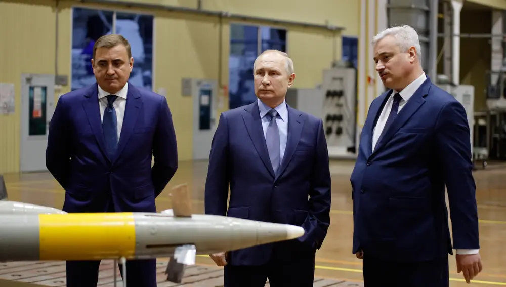 El presidente ruso Vladimir Putin, acompañado por el gobernador de Tula, Alexei Dyumin, (izquierda)