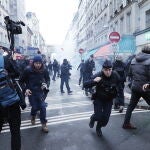 Manifestantes y policías franceses se enfrentan tras la rueda de prensa del ministro Gerald Darmanin tras el tiroteo cerca de un centro cultural kurdo en París