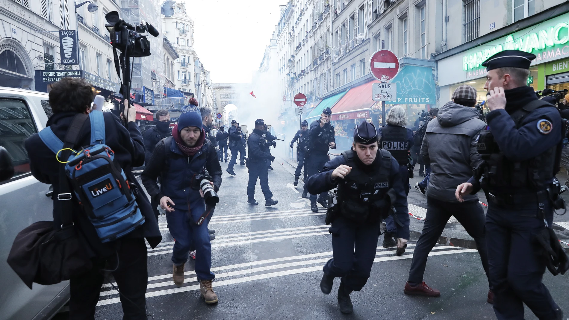 Manifestantes y policías franceses se enfrentan tras la rueda de prensa del ministro Gerald Darmanin tras el tiroteo cerca de un centro cultural kurdo en París