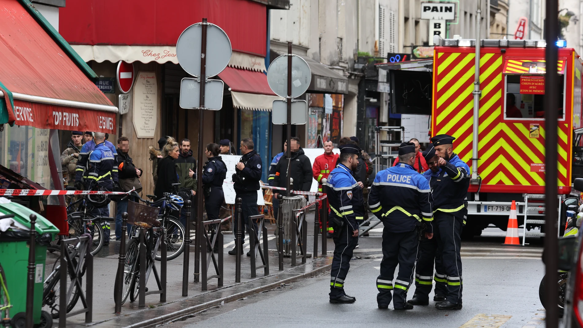 Policías franceses en el lugar del tiroteo, en el distrito 10 de París