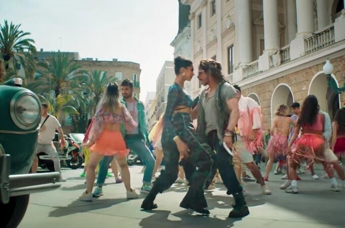 Captura del videoclip musical de la película de Bollywood rodada en Cádiz. EUROPA PRESS